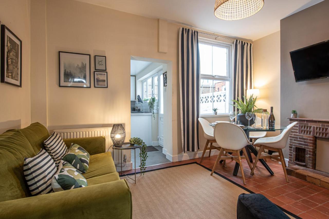 3 Bedroom Home Sleeps 5 Close To Chester City Centre Welcomes Couples, Small Groups, Families And Contractors Экстерьер фото