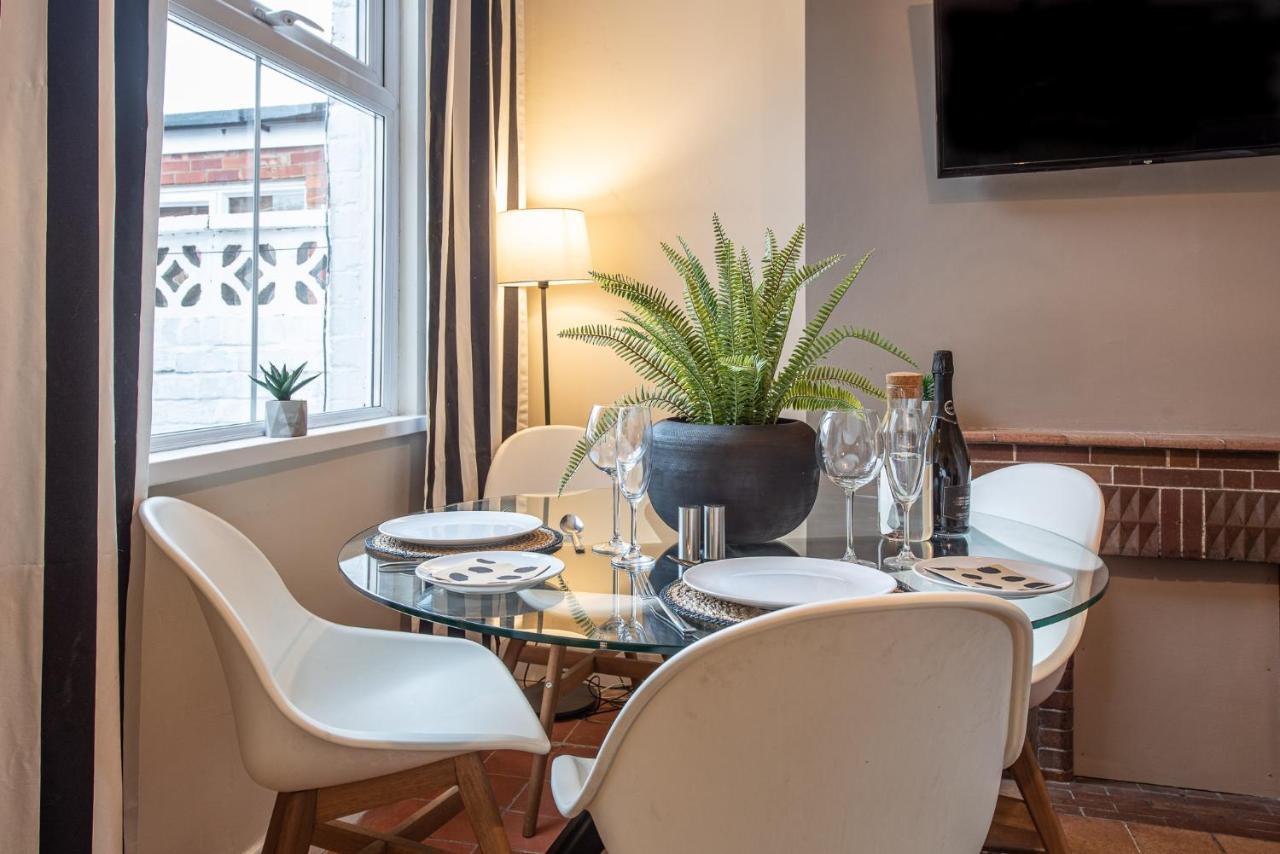 3 Bedroom Home Sleeps 5 Close To Chester City Centre Welcomes Couples, Small Groups, Families And Contractors Экстерьер фото