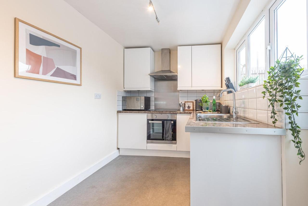 3 Bedroom Home Sleeps 5 Close To Chester City Centre Welcomes Couples, Small Groups, Families And Contractors Экстерьер фото