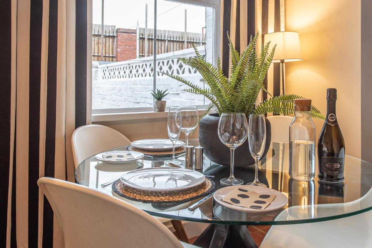 3 Bedroom Home Sleeps 5 Close To Chester City Centre Welcomes Couples, Small Groups, Families And Contractors Экстерьер фото