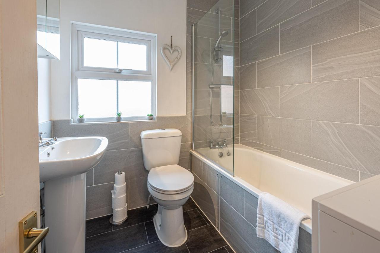 3 Bedroom Home Sleeps 5 Close To Chester City Centre Welcomes Couples, Small Groups, Families And Contractors Экстерьер фото