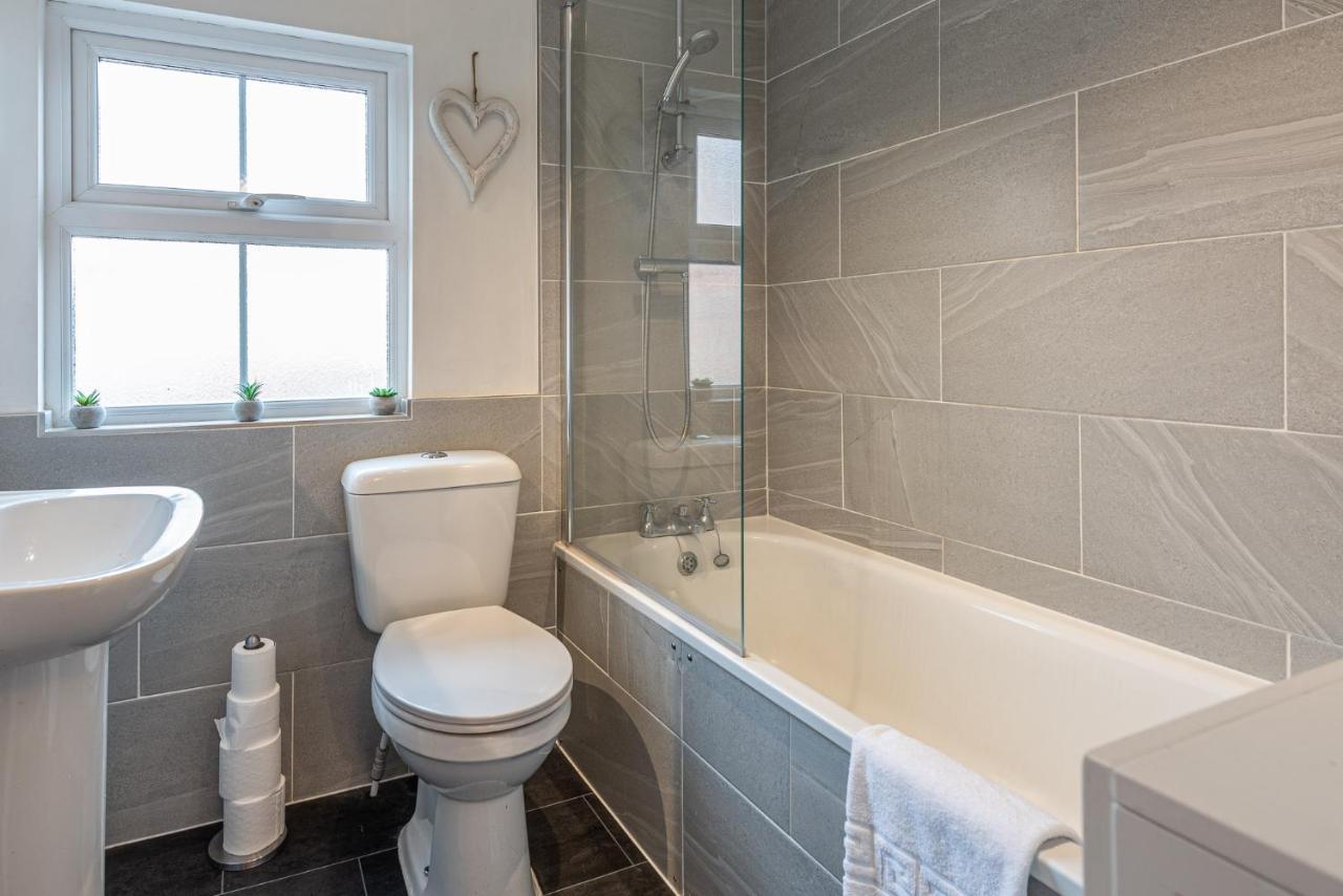 3 Bedroom Home Sleeps 5 Close To Chester City Centre Welcomes Couples, Small Groups, Families And Contractors Экстерьер фото